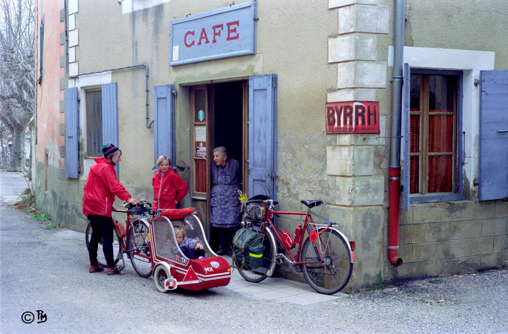 Café « chez Léoncie » à St-André-de-Rosans (Hautes-Alpes), France, 1990