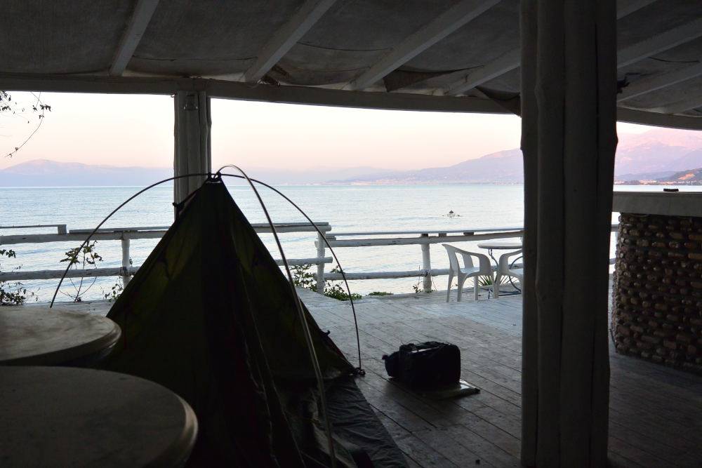 Bivouac sur une terrasse de bar avec vue sur mer